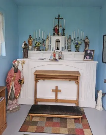 Day 1, Belgian roadside chapel, photo 3